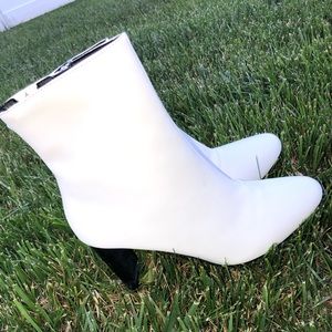 🌼BRAND NEW🌼 never been worn white booties